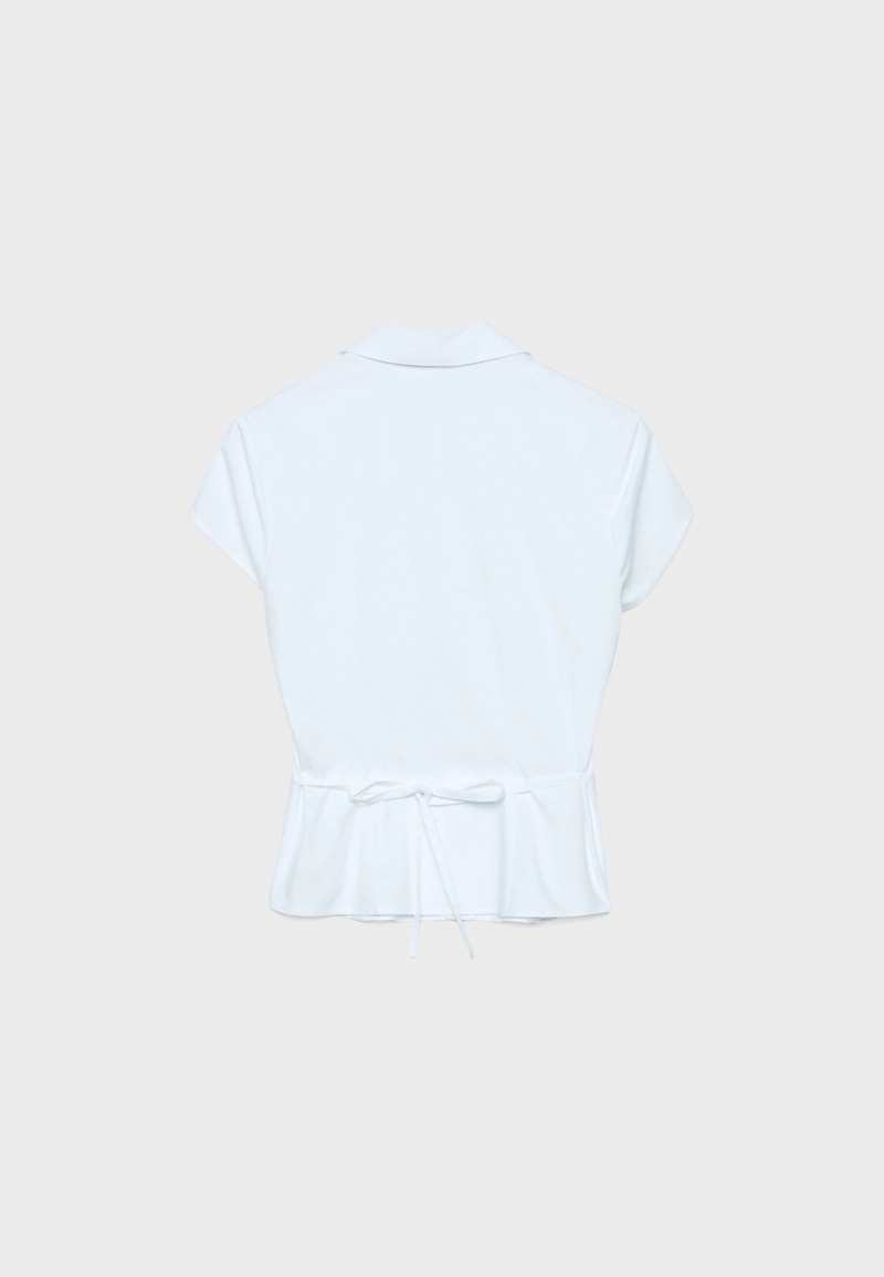 Рубашка с короткими рукавами и вырезом на груди