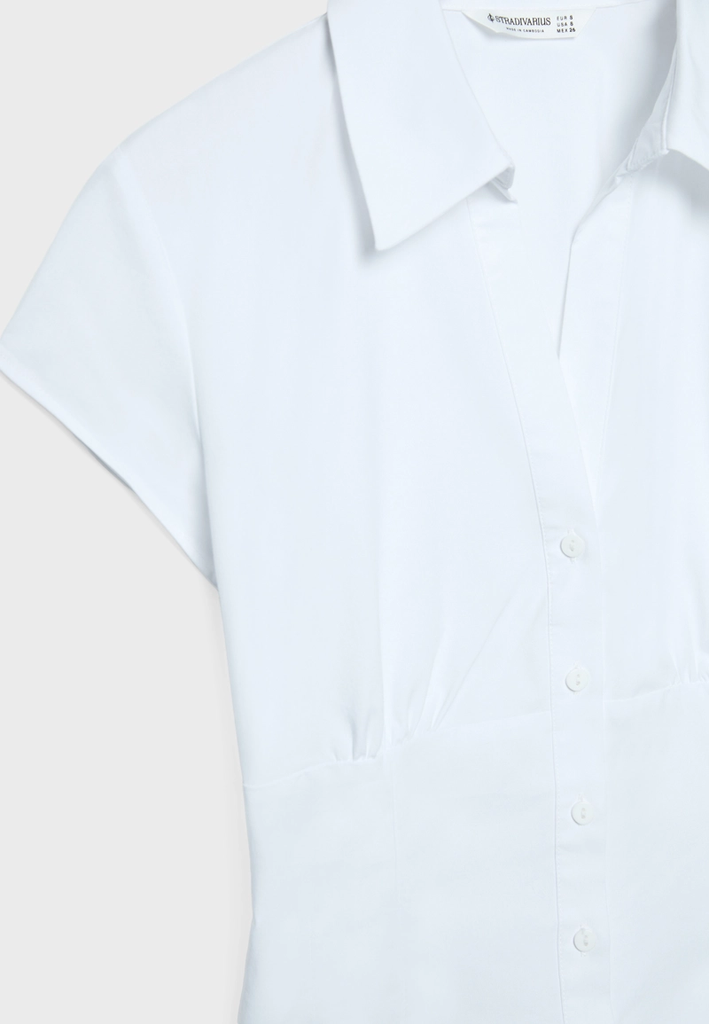 Рубашка с короткими рукавами и вырезом на груди