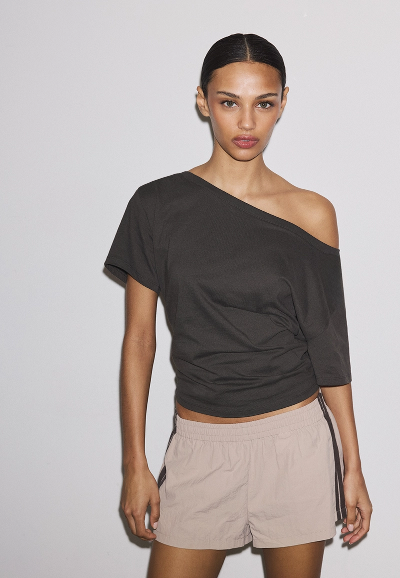 Футболка с короткими рукавами, воротником-лодочкой и сборками