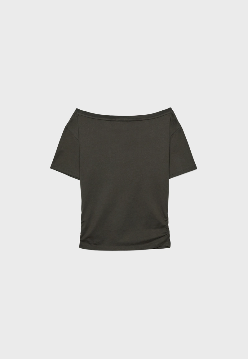 Футболка с короткими рукавами, воротником-лодочкой и сборками