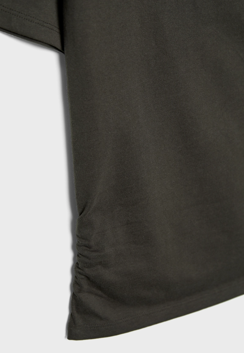 Футболка с короткими рукавами, воротником-лодочкой и сборками