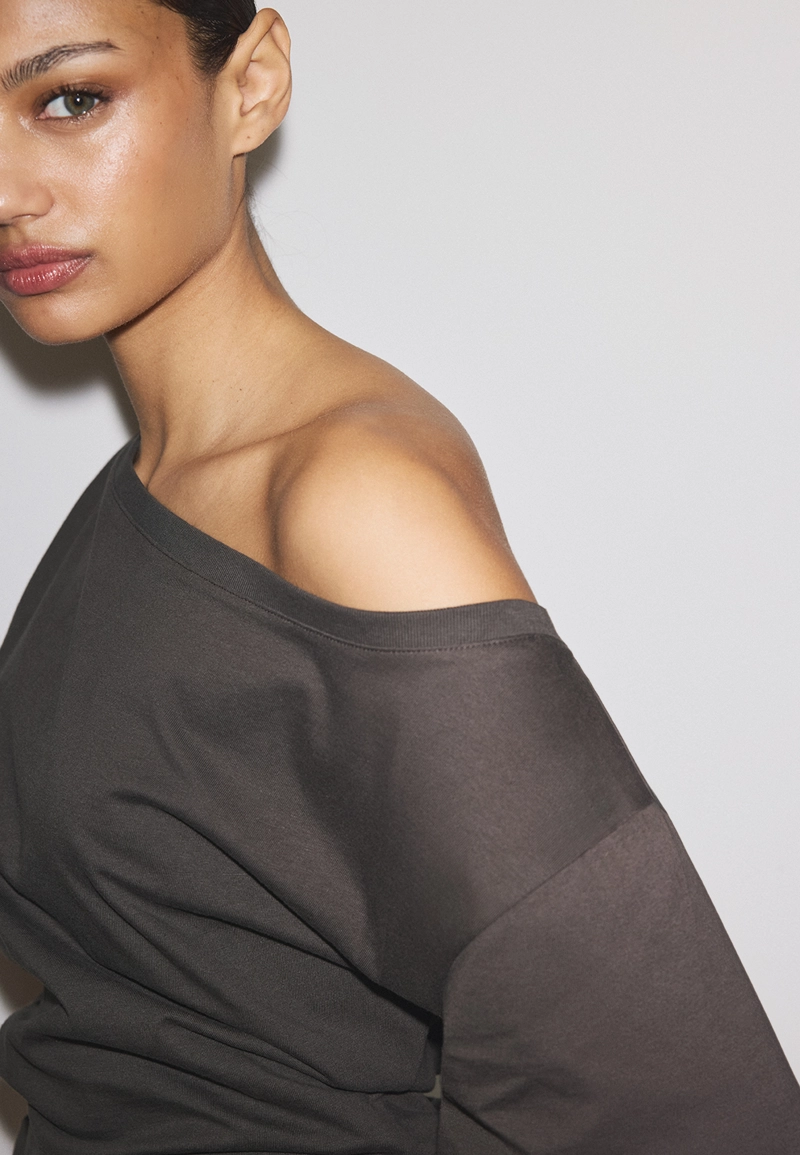 Футболка с короткими рукавами, воротником-лодочкой и сборками