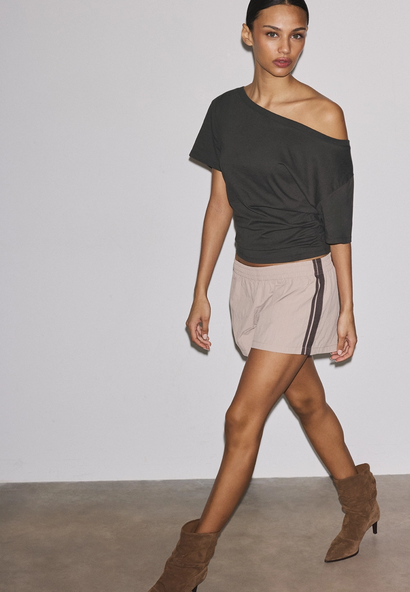 Футболка с короткими рукавами, воротником-лодочкой и сборками