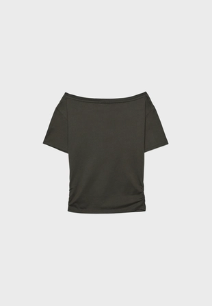 Футболка с короткими рукавами, воротником-лодочкой и сборками- Заказать в России