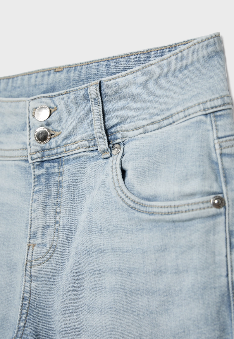 Зауженные джинсы с низкой посадкой