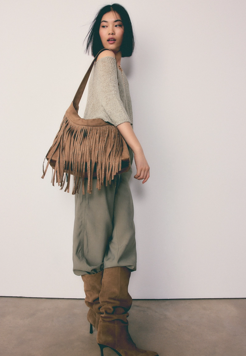 Сумка на плечо с мягкой отделкой и бахромой