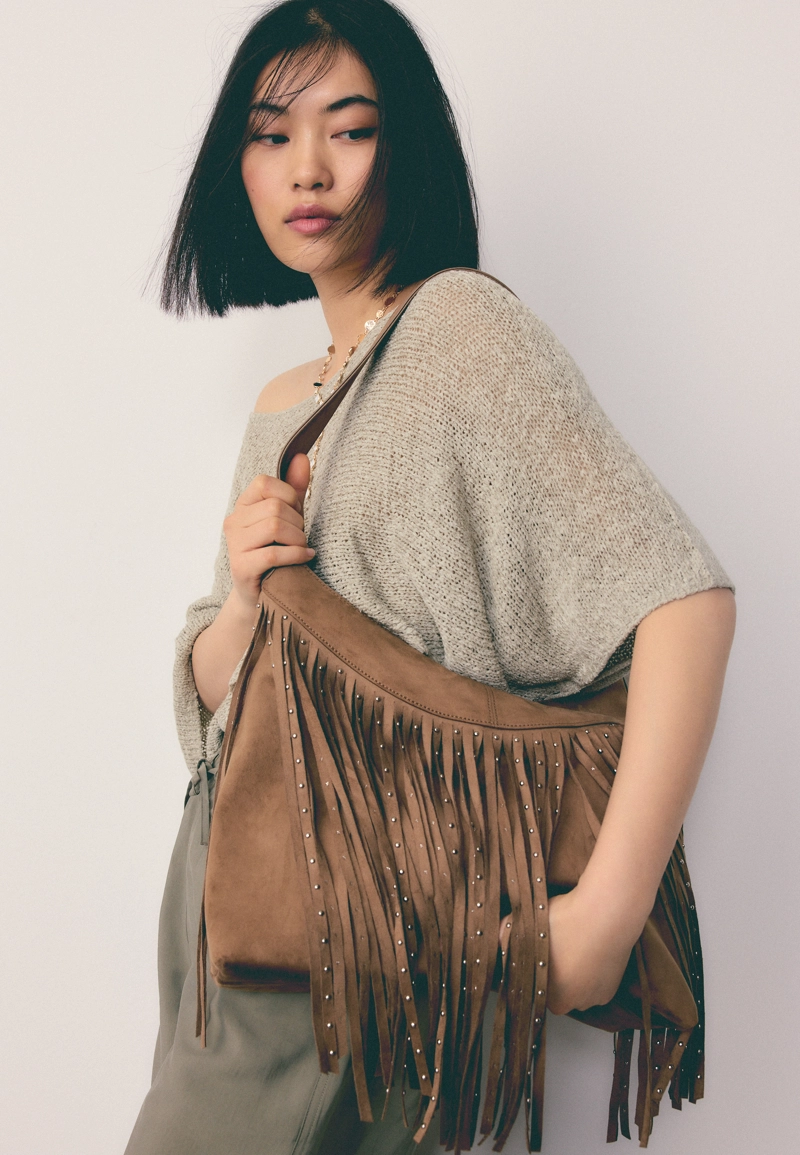 Сумка на плечо с мягкой отделкой и бахромой