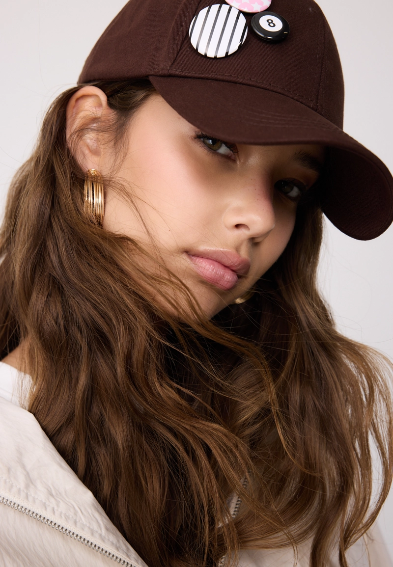 Кепка с булавками