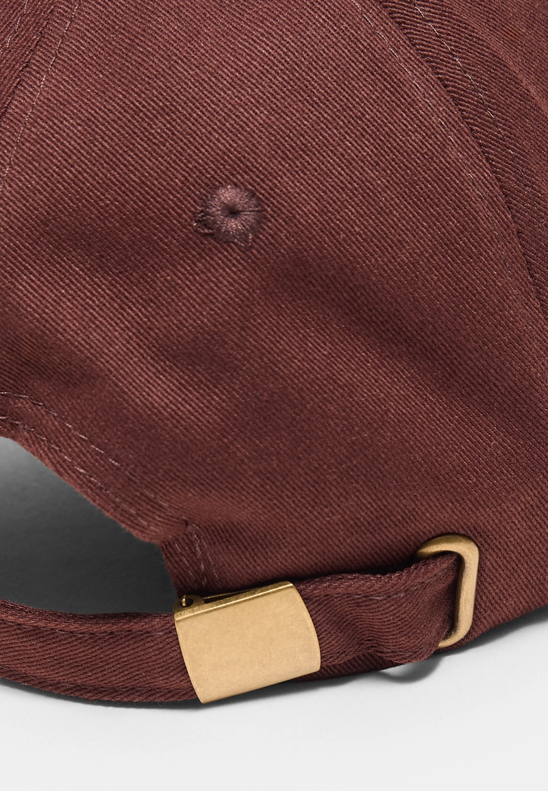 Кепка с булавками