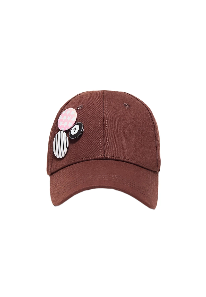 Кепка с булавками