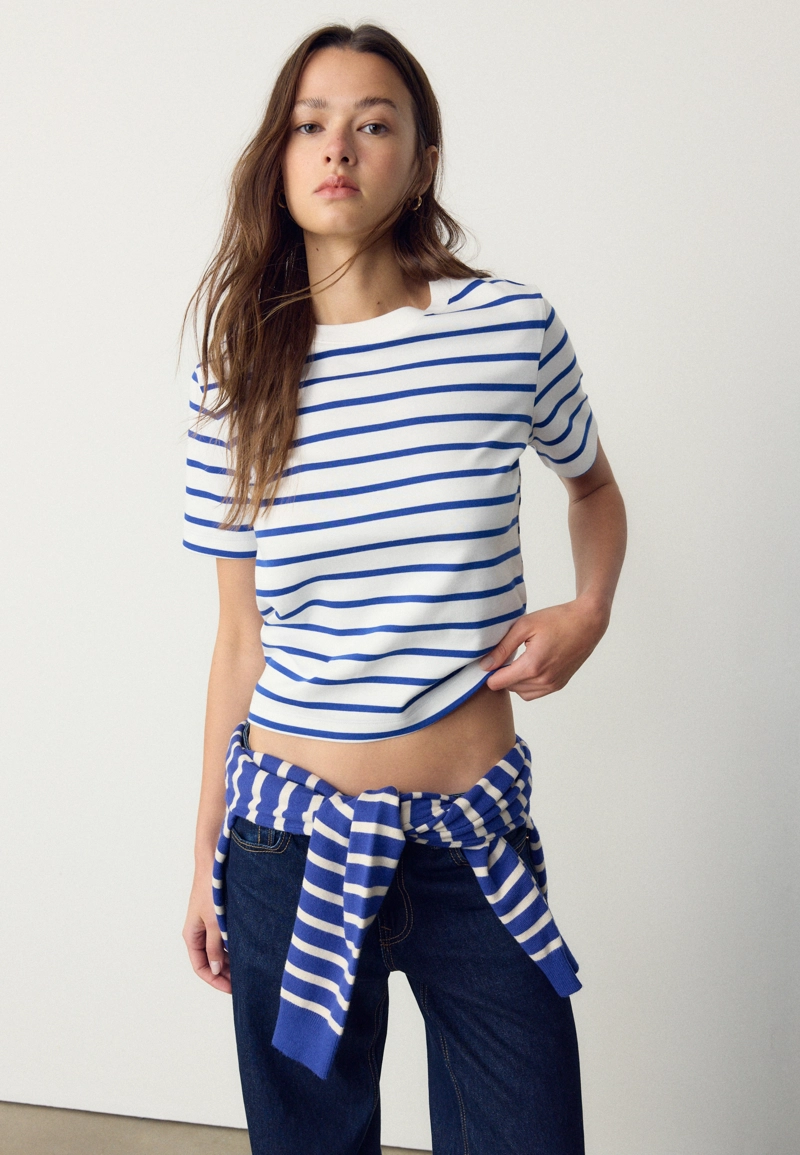 Базовая футболка классического кроя из плотной ткани в полоску