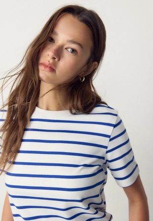 Базовая футболка классического кроя из плотной ткани в полоску- Заказать в России