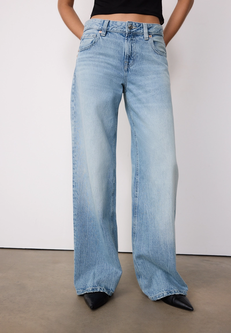 Джинсы с низкой посадкой и широкими штанинами со звездой