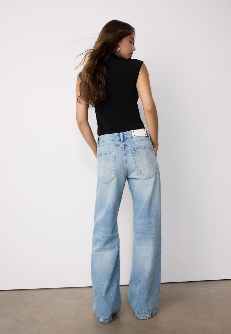 Джинсы с низкой посадкой и широкими штанинами со звездой