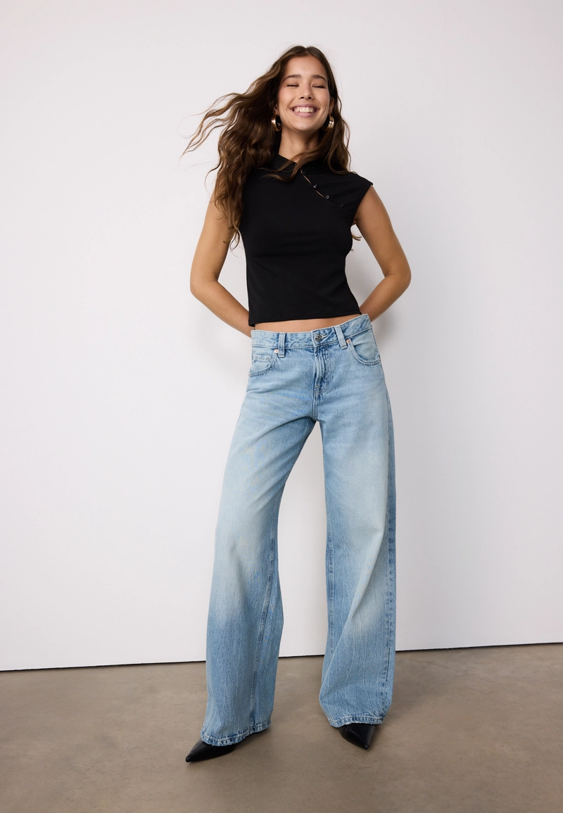 Джинсы с низкой посадкой и широкими штанинами со звездой