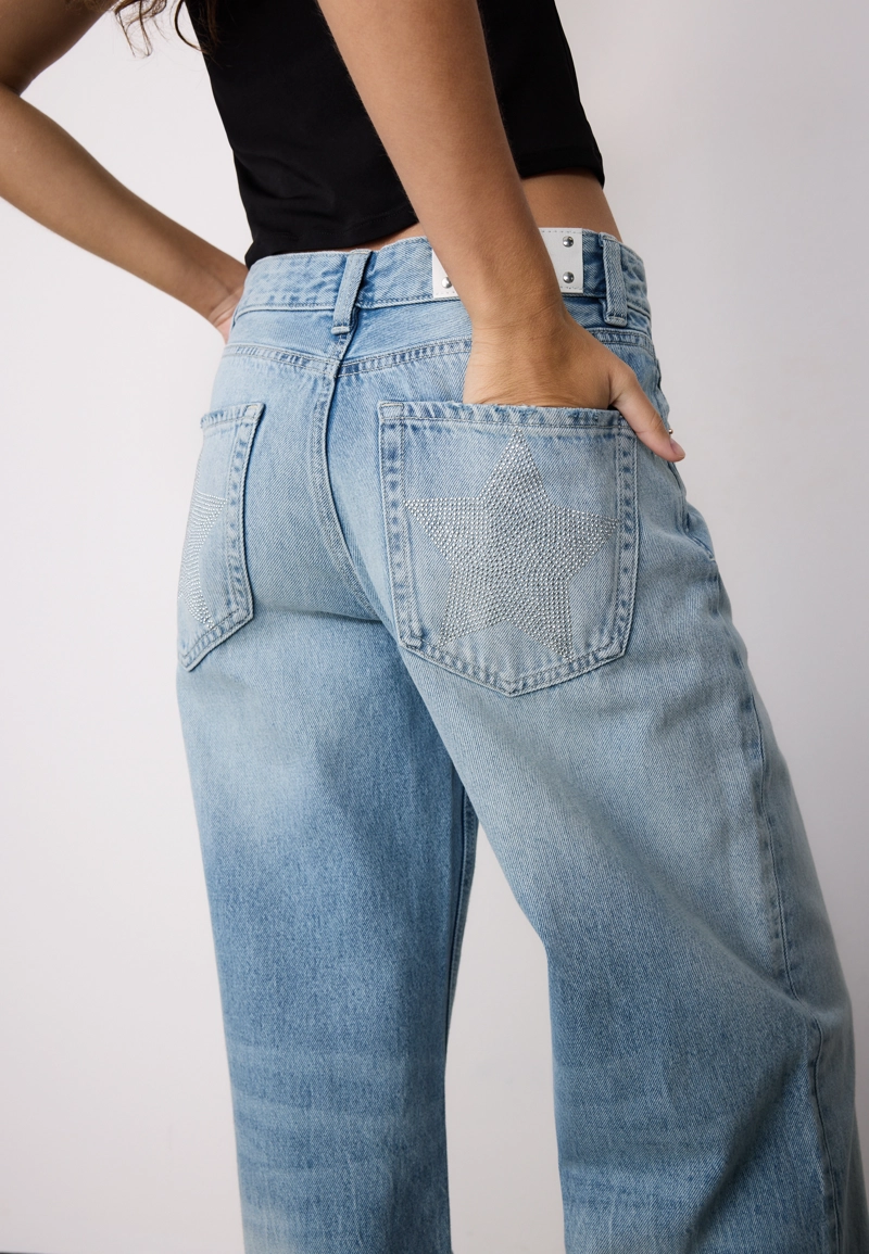 Джинсы с низкой посадкой и широкими штанинами со звездой