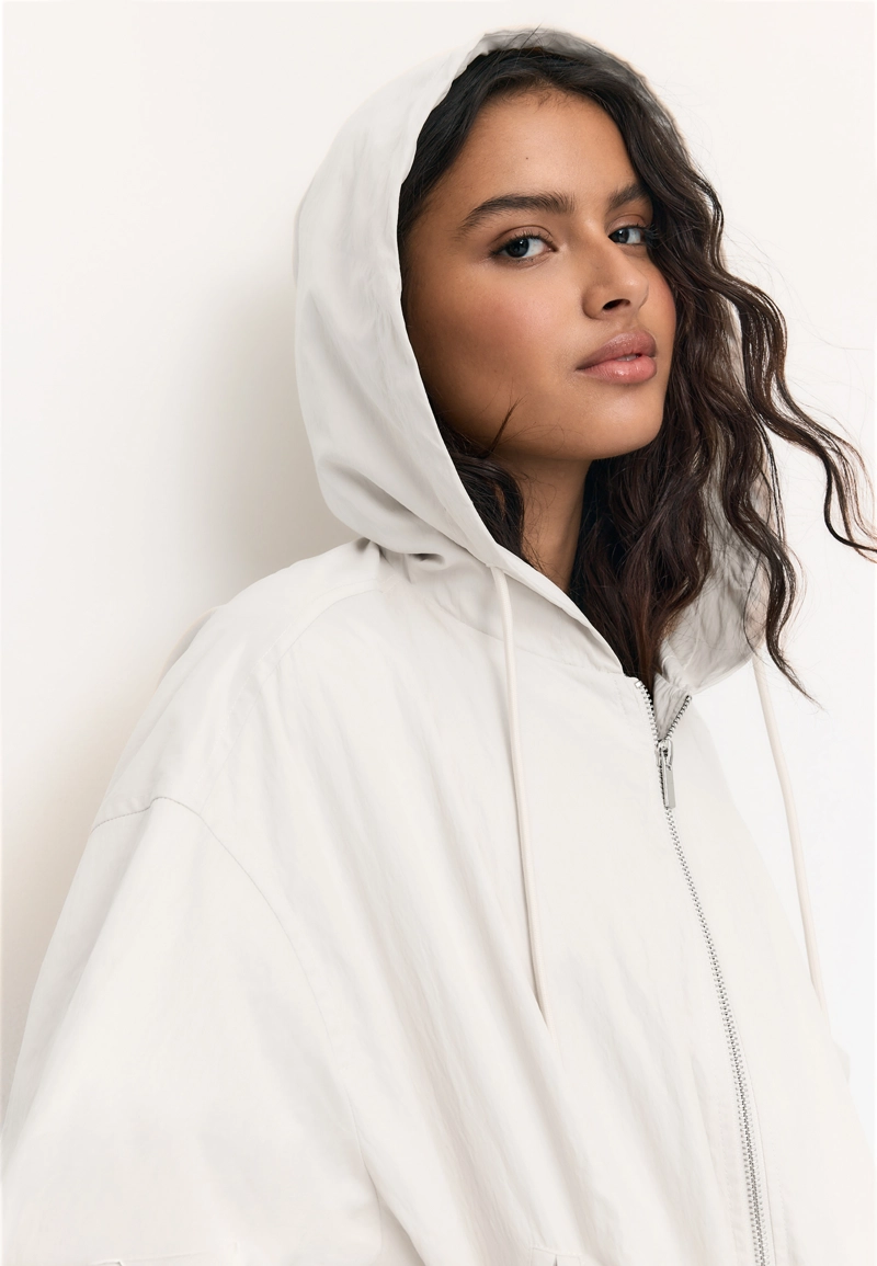 Базовая куртка из нейлона с капюшоном