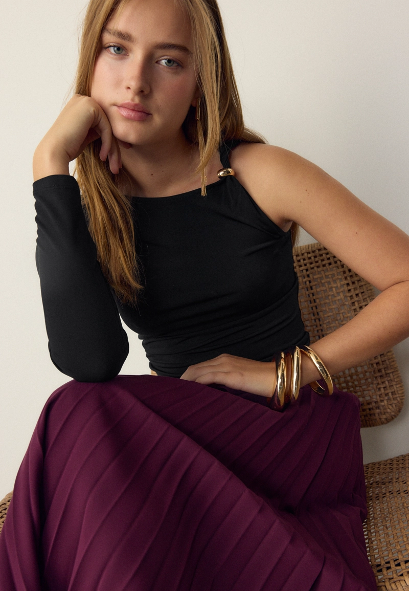 Асимметричная футболка с металлической пряжкой