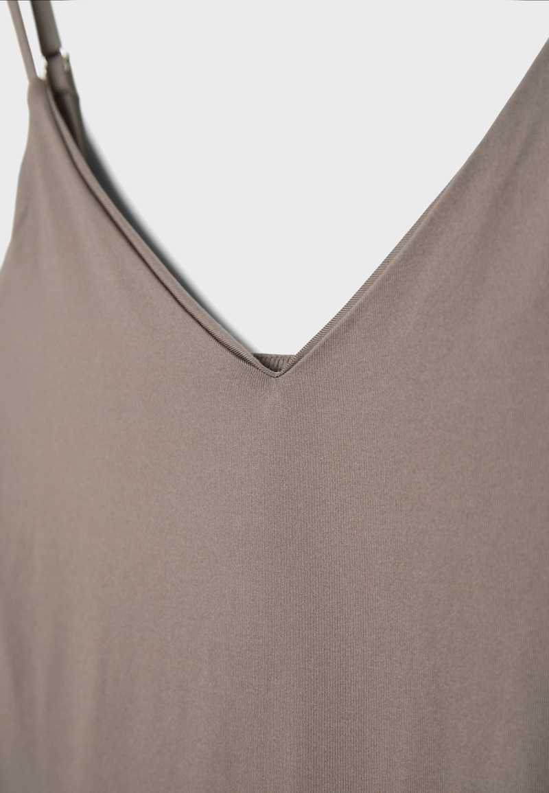 Боди на бретелях с V-образным вырезом