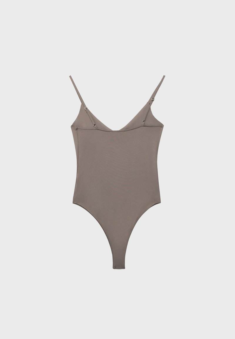 Боди на бретелях с V-образным вырезом