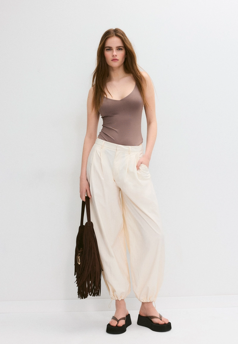 Боди на бретелях с V-образным вырезом