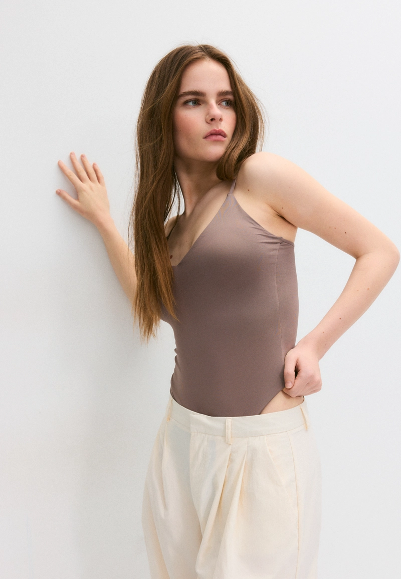 Боди на бретелях с V-образным вырезом