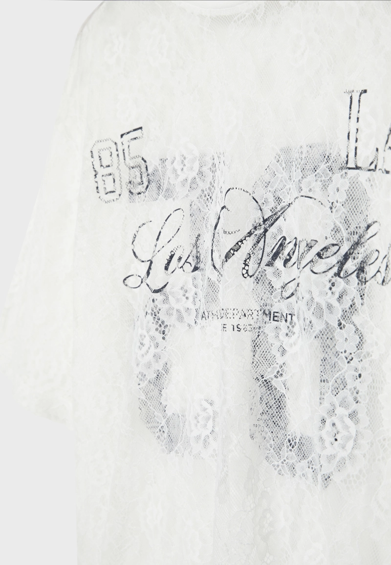 Футболка оверсайз с кружевными элементами и графическим принтом