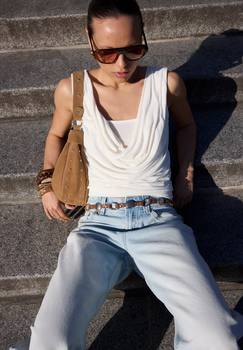 Топ с драпированным вырезом и двуслойной деталью