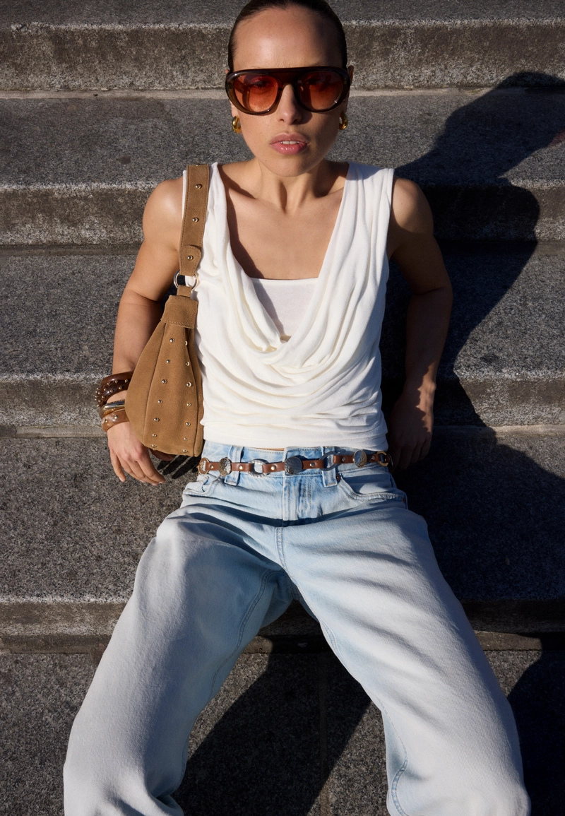 Топ с драпированным вырезом и двуслойной деталью