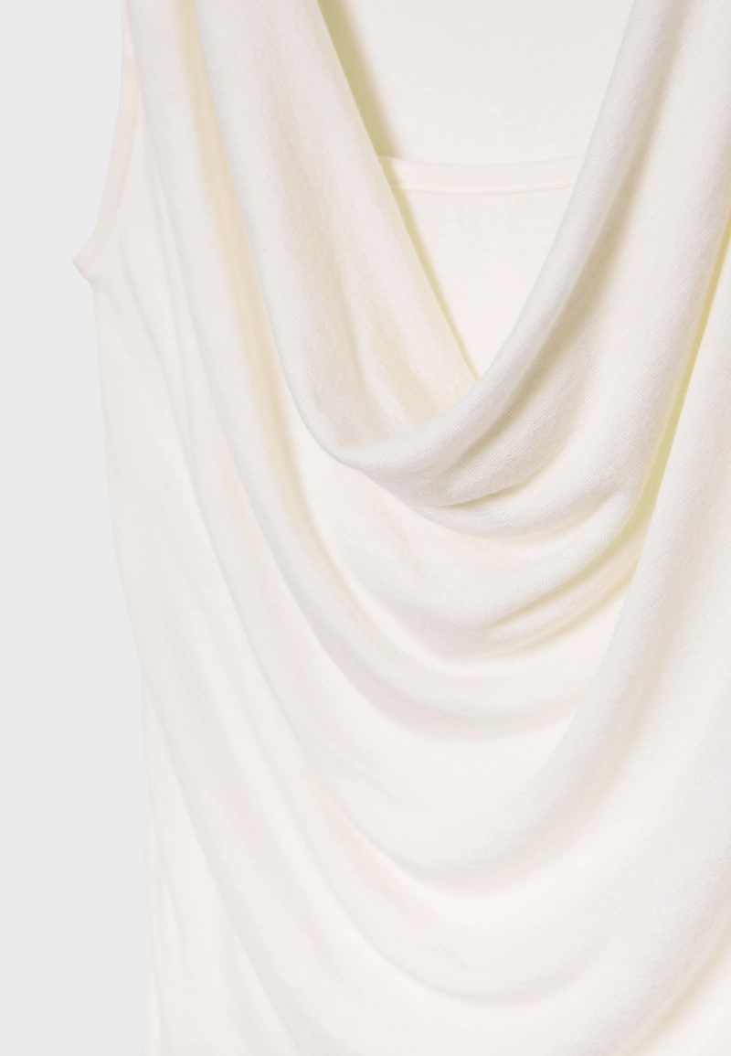 Топ с драпированным вырезом и двуслойной деталью