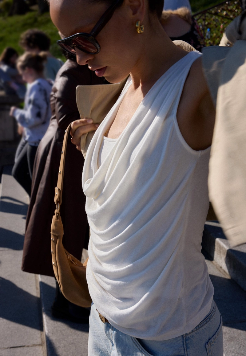 Топ с драпированным вырезом и двуслойной деталью