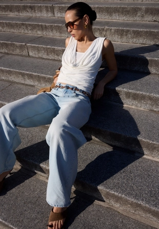 Топ с драпированным вырезом и двуслойной деталью- Заказать в России