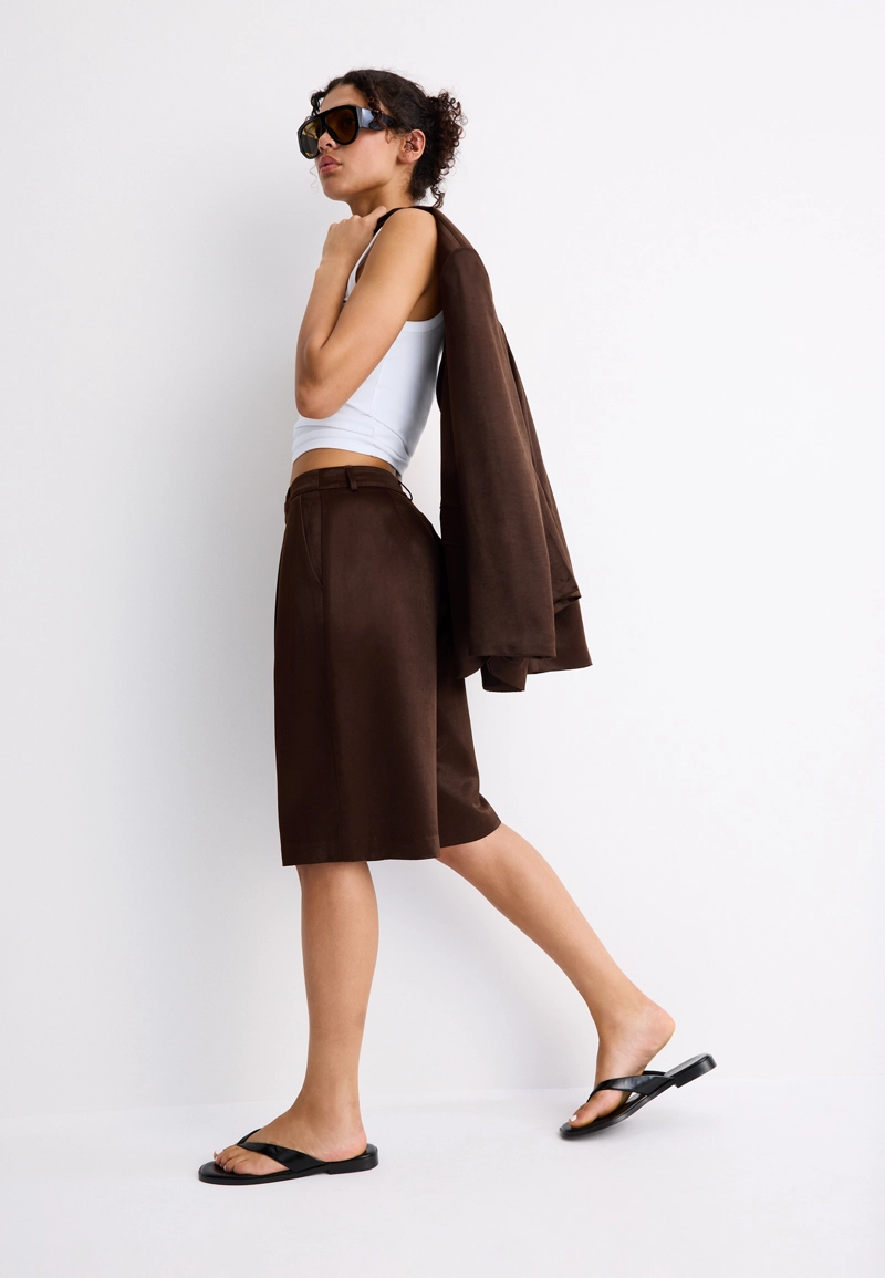 Атласные шорты с защипами