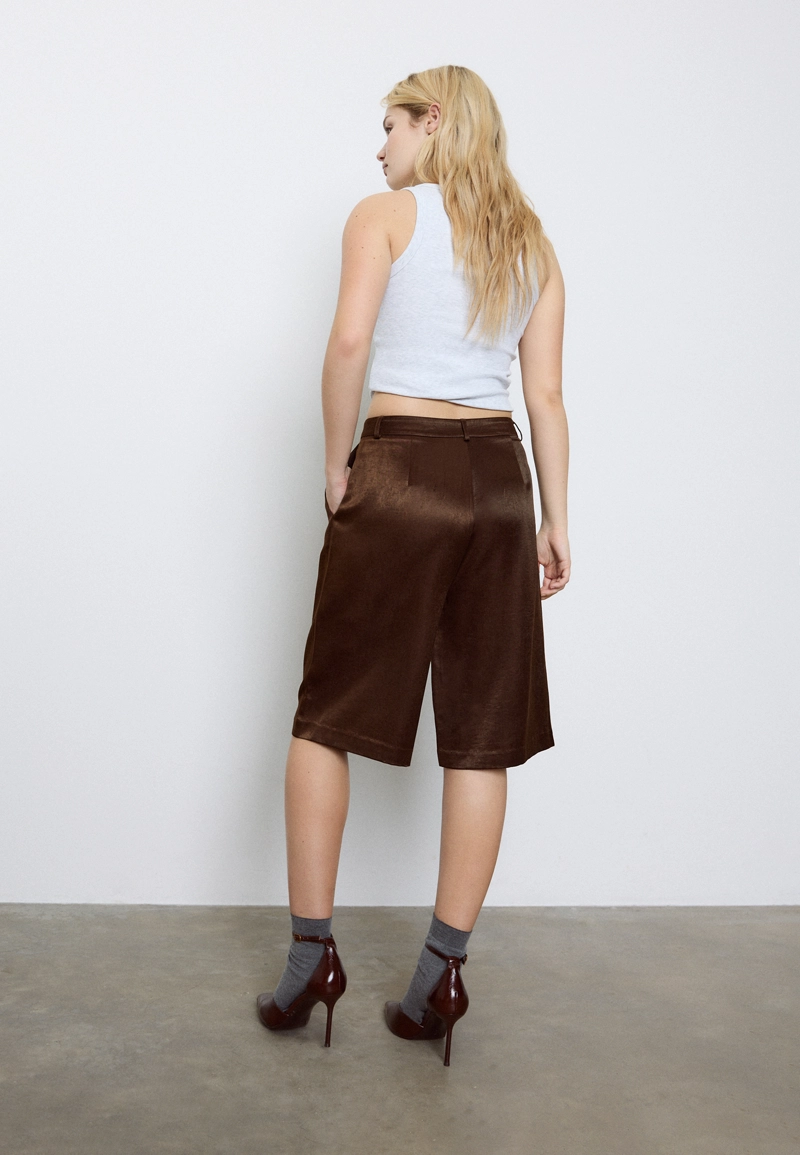 Атласные шорты с защипами