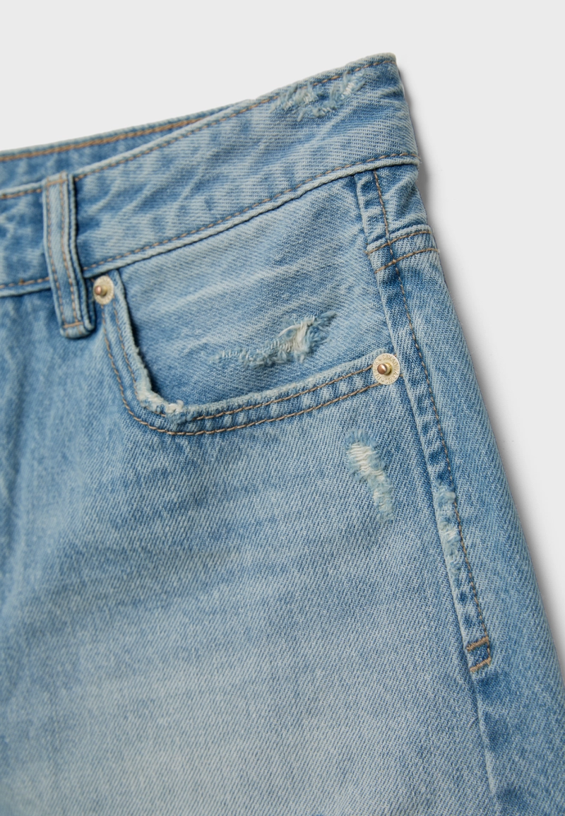 Джинсовые шорты с разрезами