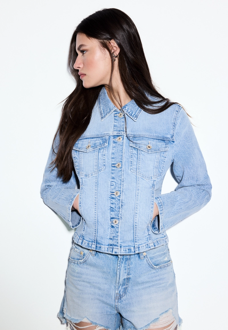 Джинсовые шорты с разрезами