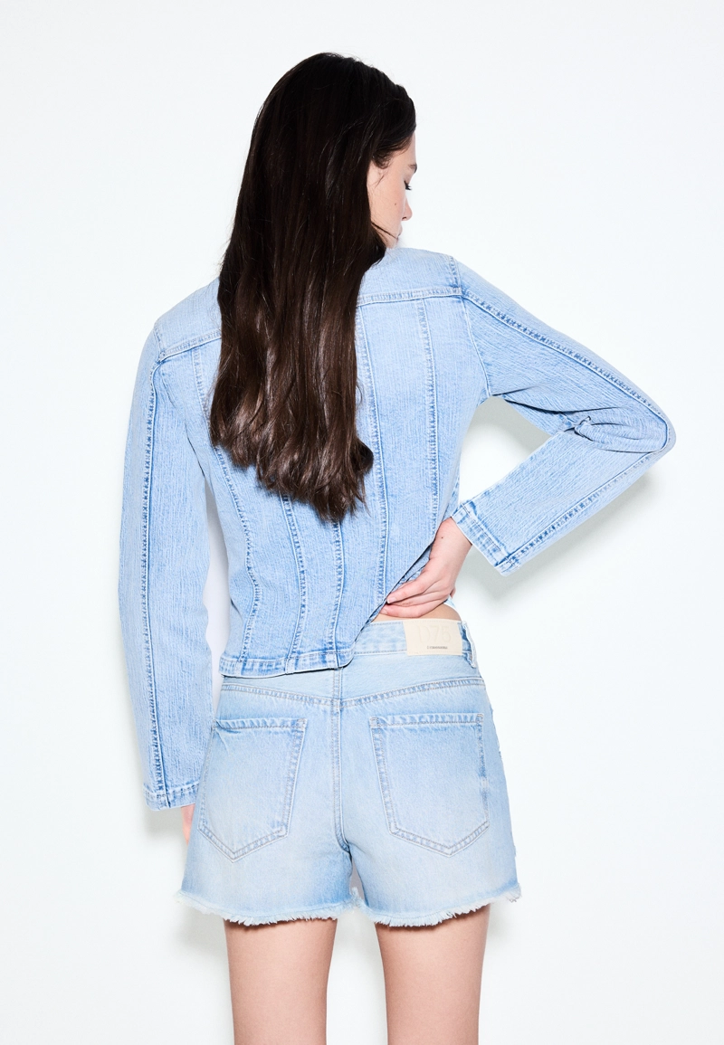 Джинсовые шорты с разрезами