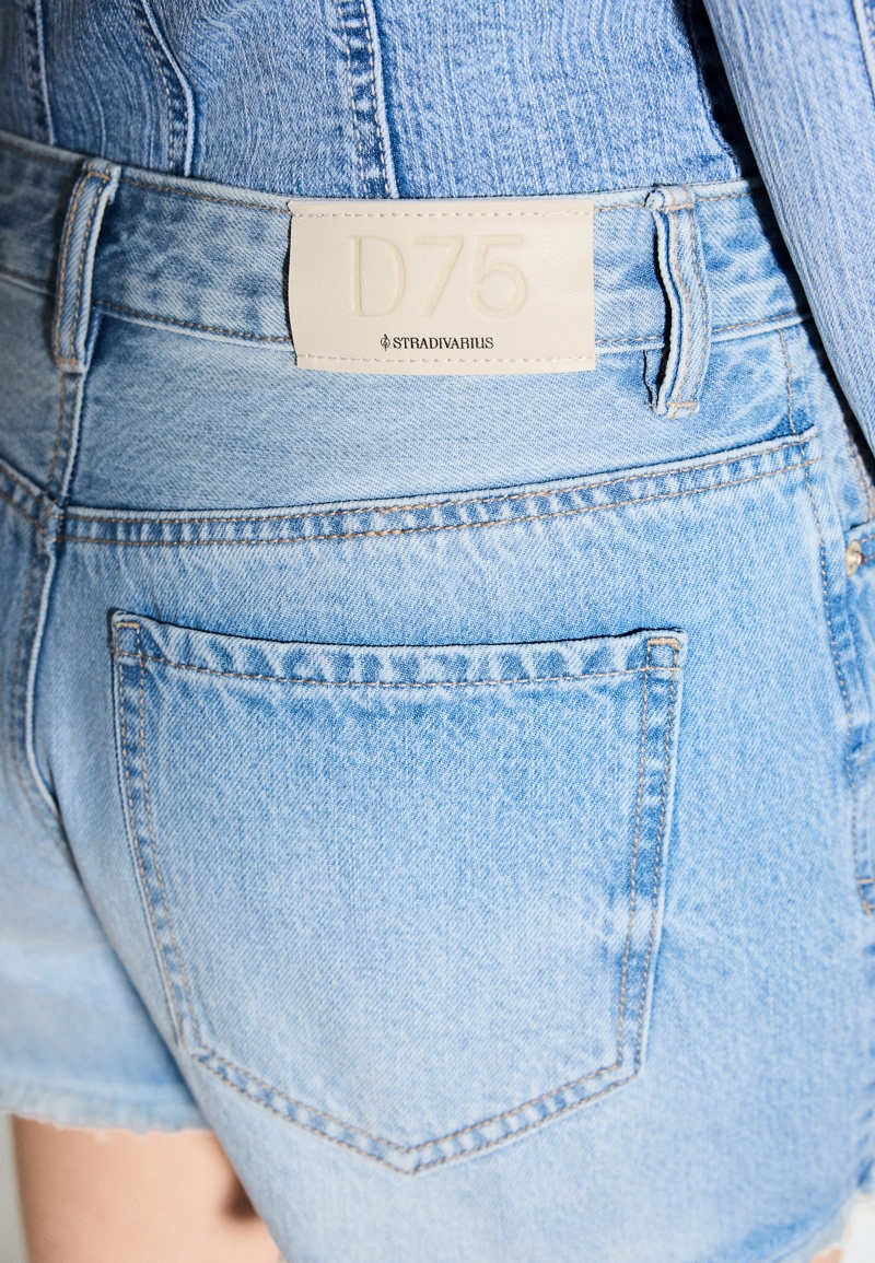 Джинсовые шорты с разрезами