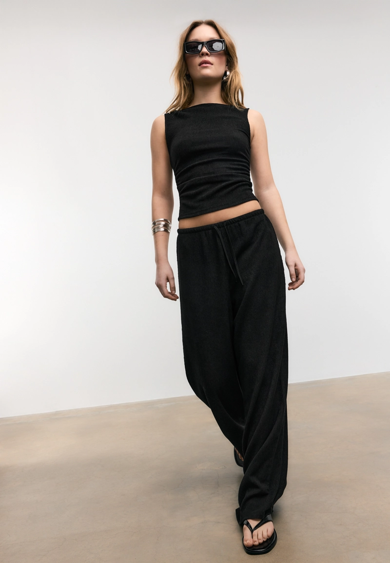 Брюки прямого кроя с эффектом помятости