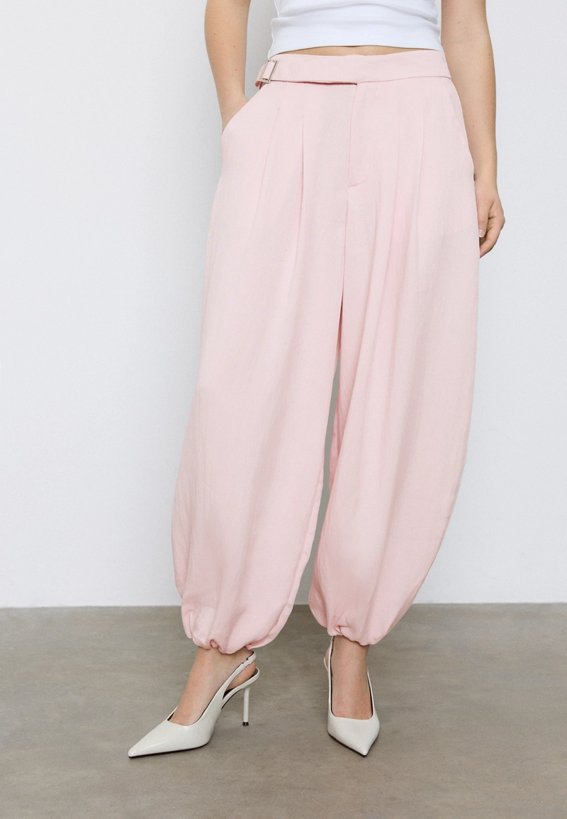 Брюки-шаровары с защипами и пряжкой