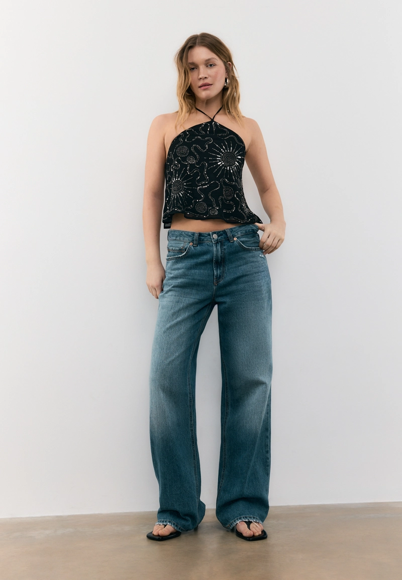 Топ с горловиной халтер и вышивкой