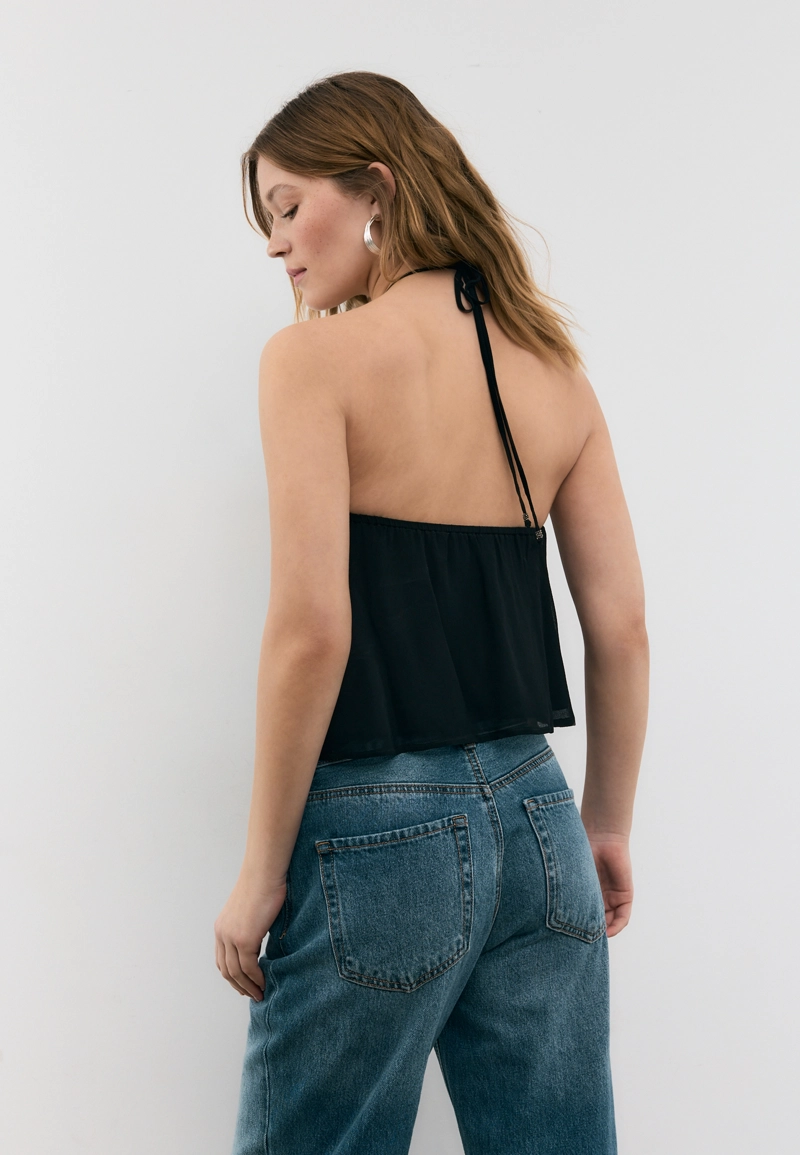 Топ с горловиной халтер и вышивкой