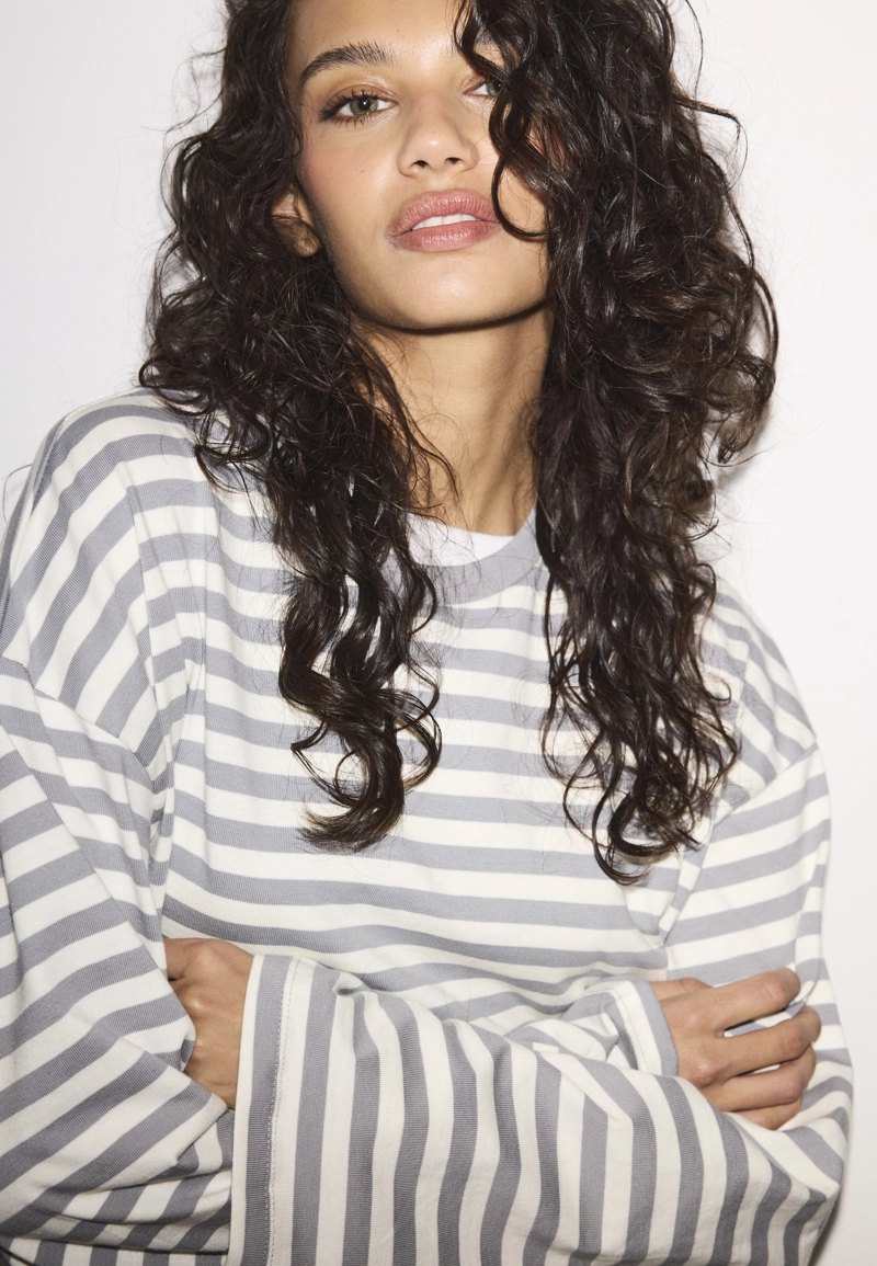 Полосатая футболка с длинными рукавами