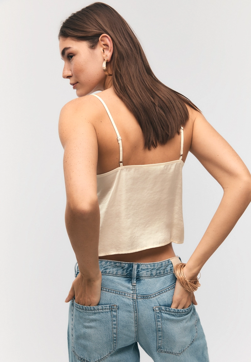 Атласный топ с кружевом на бретелях