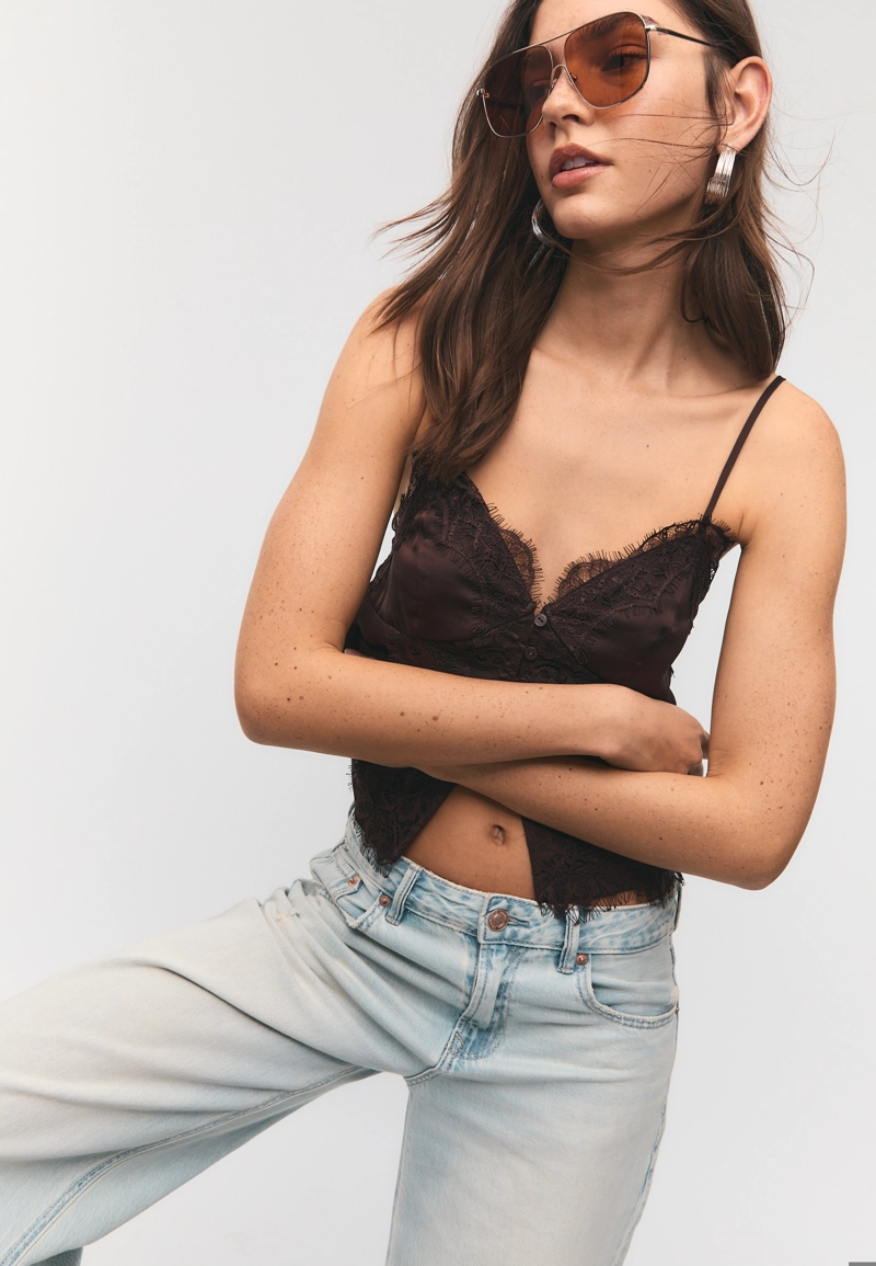 Атласный топ с кружевом на бретелях