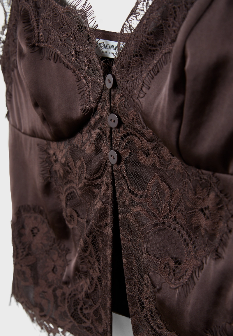 Атласный топ с кружевом на бретелях