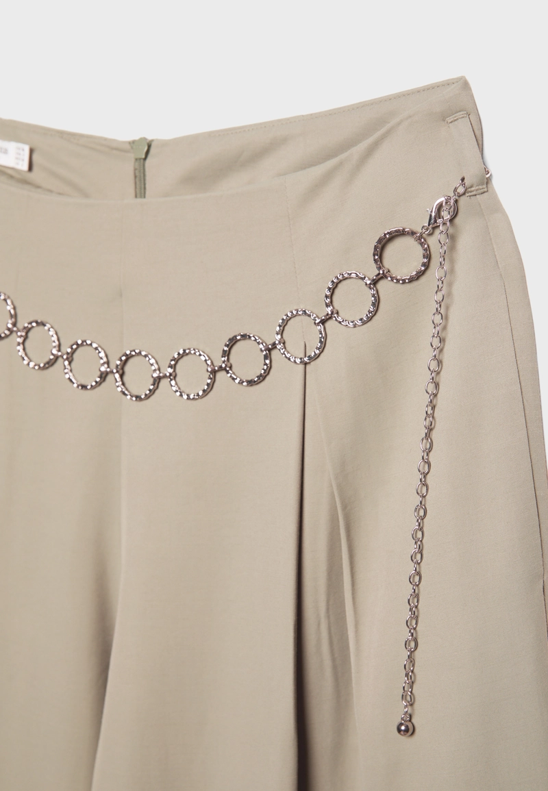 Брюки с защипами и цепочкой