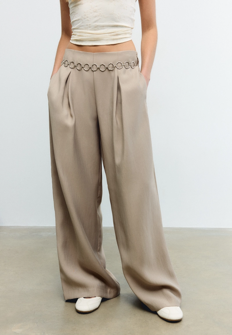 Брюки с защипами и цепочкой