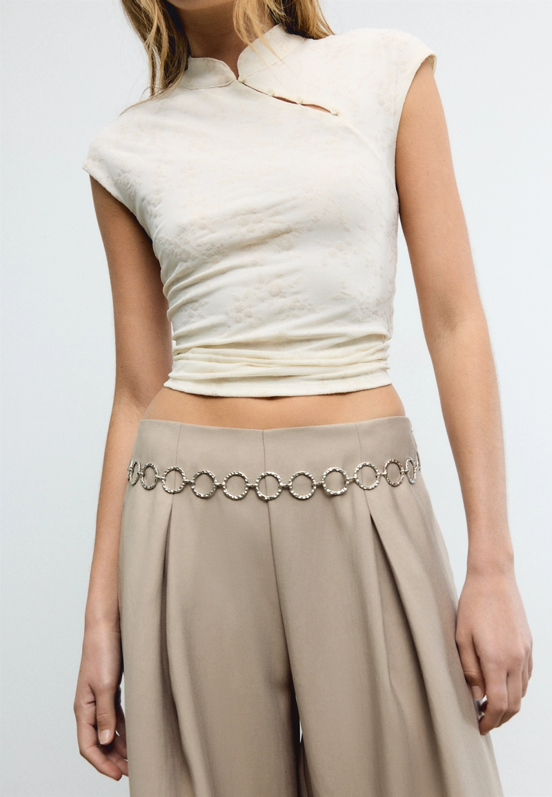 Брюки с защипами и цепочкой