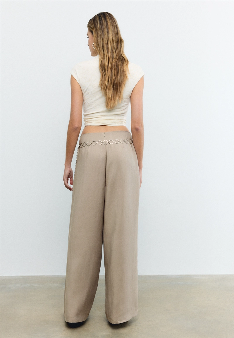 Брюки с защипами и цепочкой